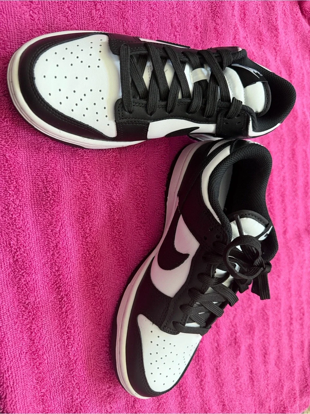 Nike Men's Black and White Low-Top Sneakers